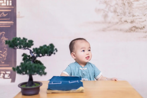 塔城宝宝总是抠鼻子